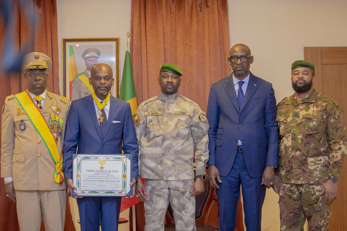 PresidenceMali's tweet photo. Le Président de la Transition, SE le Colonel @GoitaAssimi, Chef de l’État, a élevé, ce jeudi, le MAE du Togo, Robert DUSSEY, au rang de Commandeur de l’ordre national du Mali, à titre étranger. Un geste qui traduit l’amitié entre les Présidents togolais et malien. https://t.co/Zc8mHQzEu8