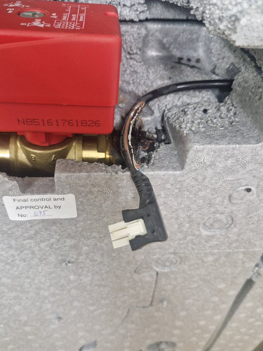 Felsökningen på värmepumpen tog inte så lång tid. Lukten av död mus sitter fortfarande i näsan tyvärr.