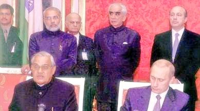 2001 :: Gujarat CM Narendra Modi During Russia Visit as PM Vajpayee and  President Putin Sign Documents