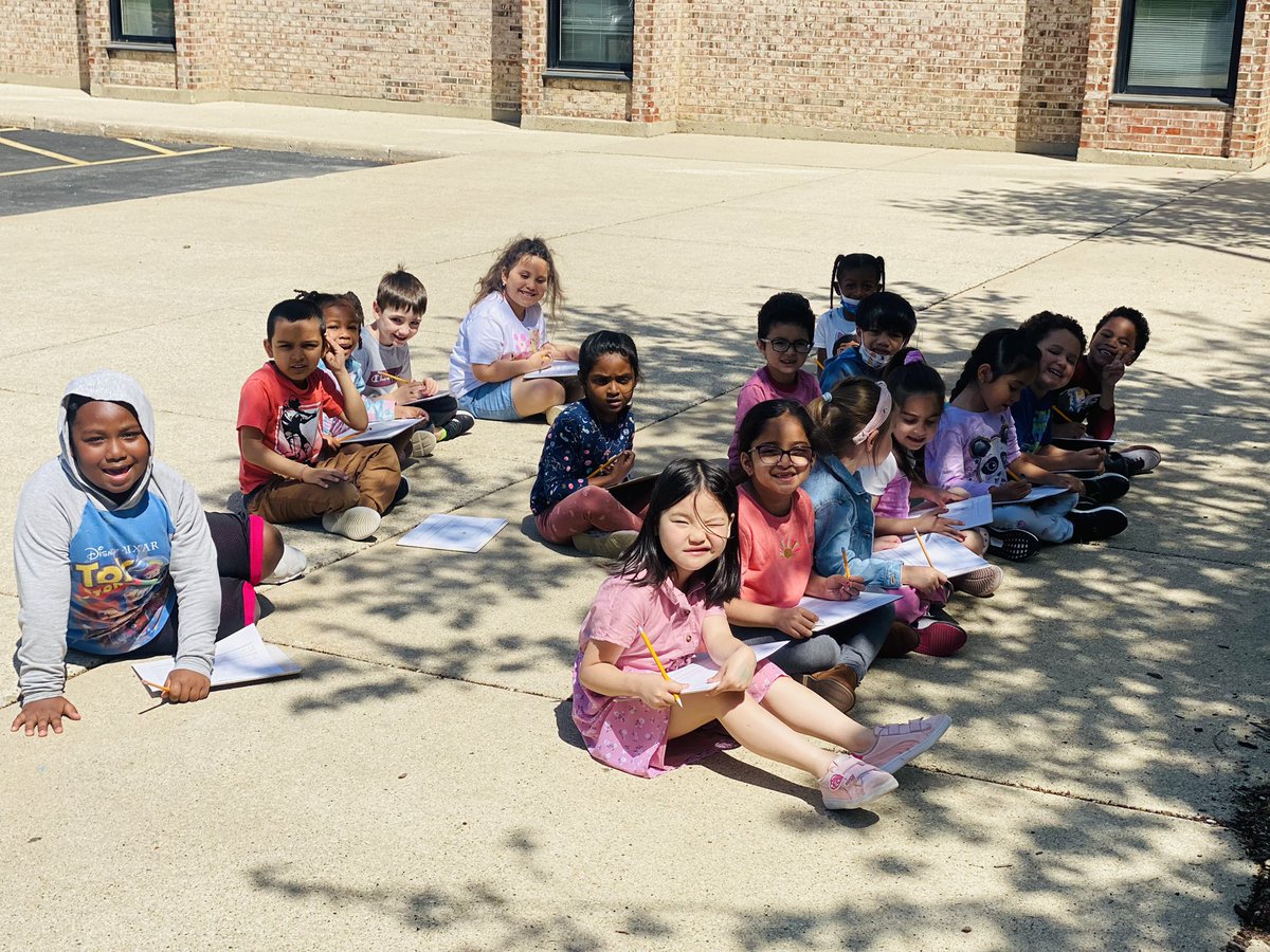 MrsDoyleSD54's tweet photo. O is for learning Outside ☀️#readingandwritinginthesun #kindergarten #muirmoments #muir_elementary ❤️ https://t.co/OiR8W9JOjd