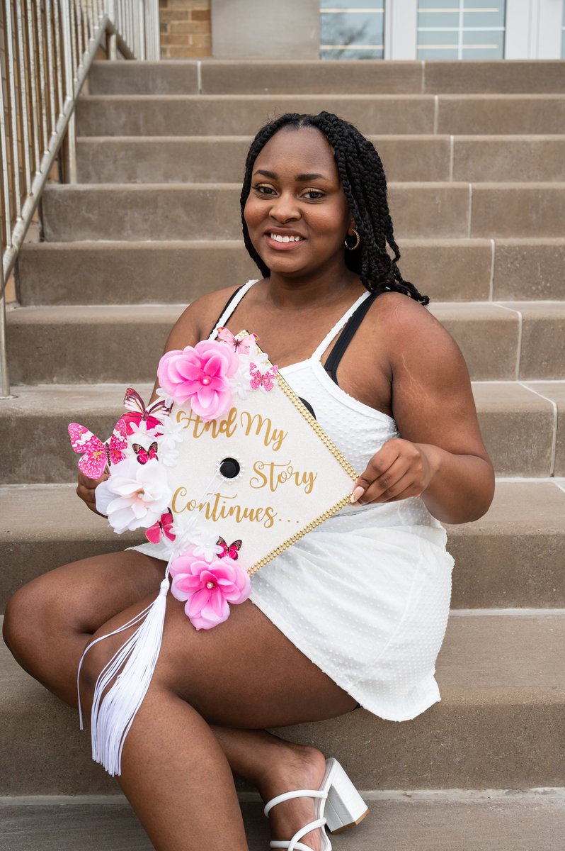 SunflwerAmber's tweet photo. Guess who’s back out of hiding to say that she graduated college almost two weeks ago 🥰 https://t.co/BO3gJpOwpR
