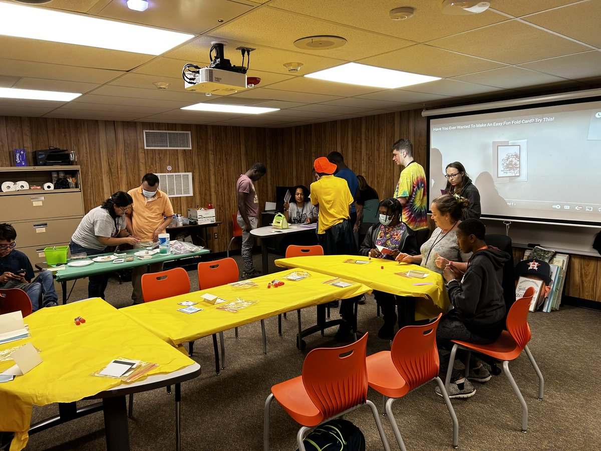 hanney2022's tweet photo. Shout out to Ms Maria for helping lead a group project!! Love me some team work !! Transition for life !!! 💙💜@J1Hutton @MarcusAllen1977 @HumbleISD_TS https://t.co/a4PLANJSXo