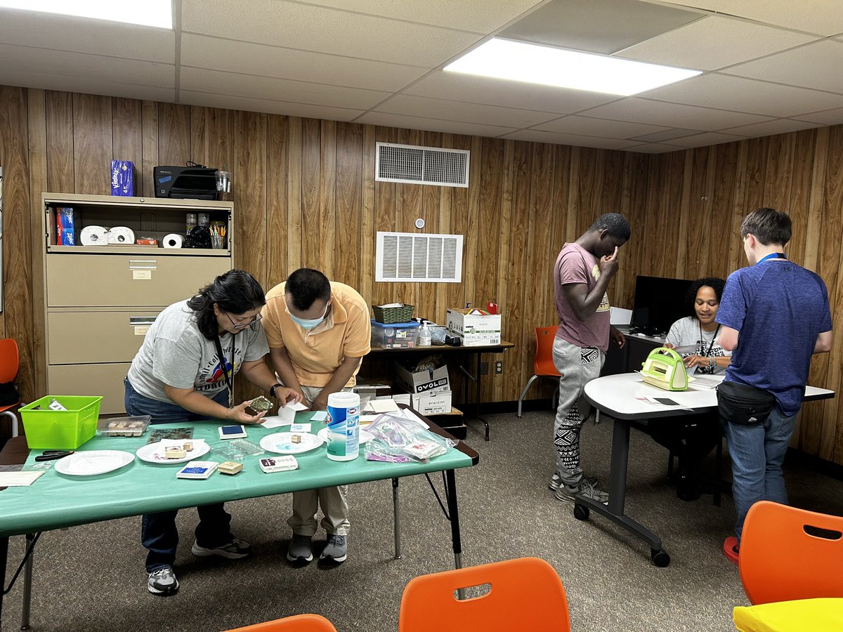 hanney2022's tweet photo. Shout out to Ms Maria for helping lead a group project!! Love me some team work !! Transition for life !!! 💙💜@J1Hutton @MarcusAllen1977 @HumbleISD_TS https://t.co/a4PLANJSXo