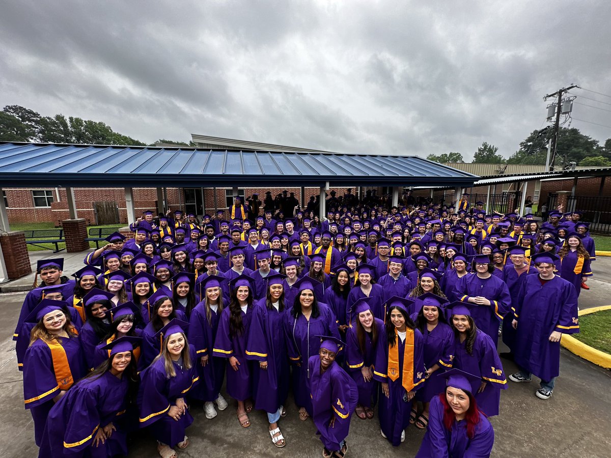 media_lhs's tweet photo. C2G parades happening today! Some of the #ClassOf2023 sporting their grad cap and gowns. The countdown is on! #CelebrateLHS #CommitmentToGraduate @TeamLufkinISD @asoderquist @AndreEmmons @LHSJulieMc https://t.co/3EtzkMuX1j