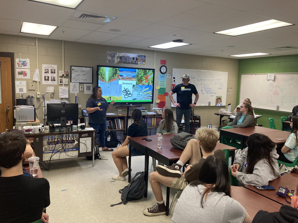Thanks to Deveney and Zach from @AppHarvest for talking to our seniors today about their operation and some job opportunities available to them! They do a great job of partnering with our schools and our community. #rclead