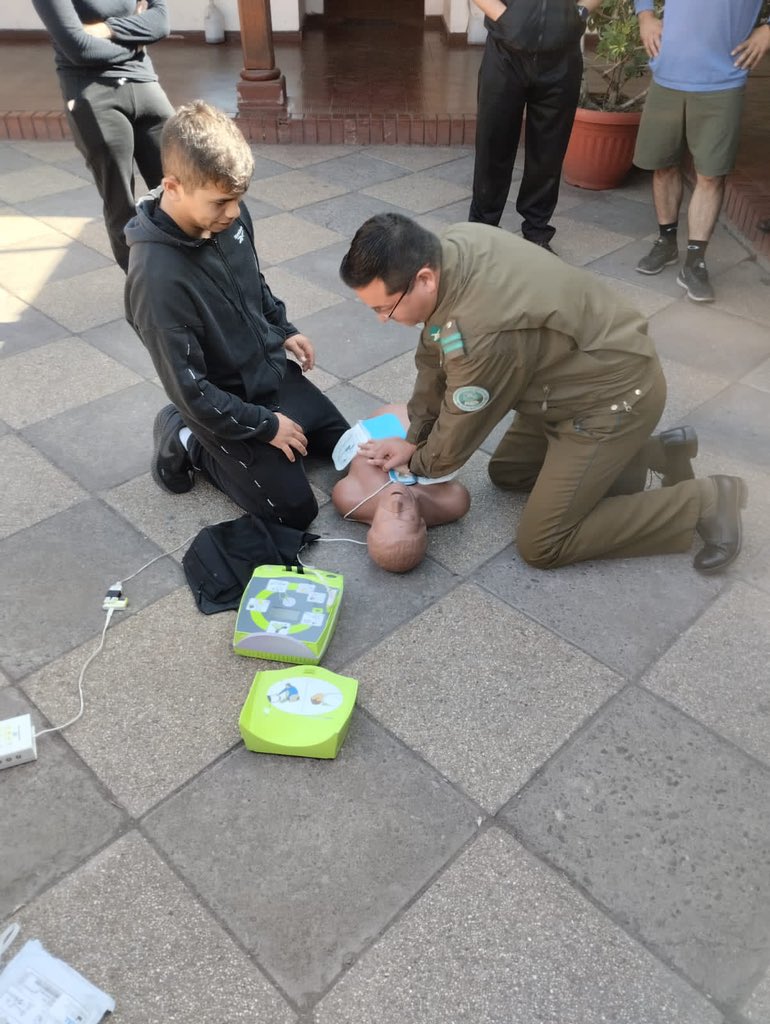 CarabPrOriente's tweet photo. #Peñalolen: Personal de la  43ª Comisaría y destacamentos, fue capacitado  en tecnicas de control de hemorragias y RCP, adquiriendo conocimientos prácticos y teóricos,  con instructores  de Bomberos y empresa Start Fire,  con el fin de salvar vidas.          
#OrdenyPatria https://t.co/jp36iI2TLH