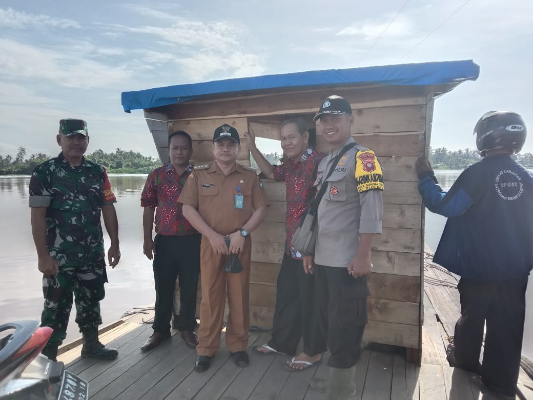 Bhabinkamtibmas Desa Sui Deras Aiptu Munawar Melaksanakan Pengamanan di Penyebrangan Desa Binaan

#KRGassNoLimit
#KRLove Care&Share
#SalamPRESISI