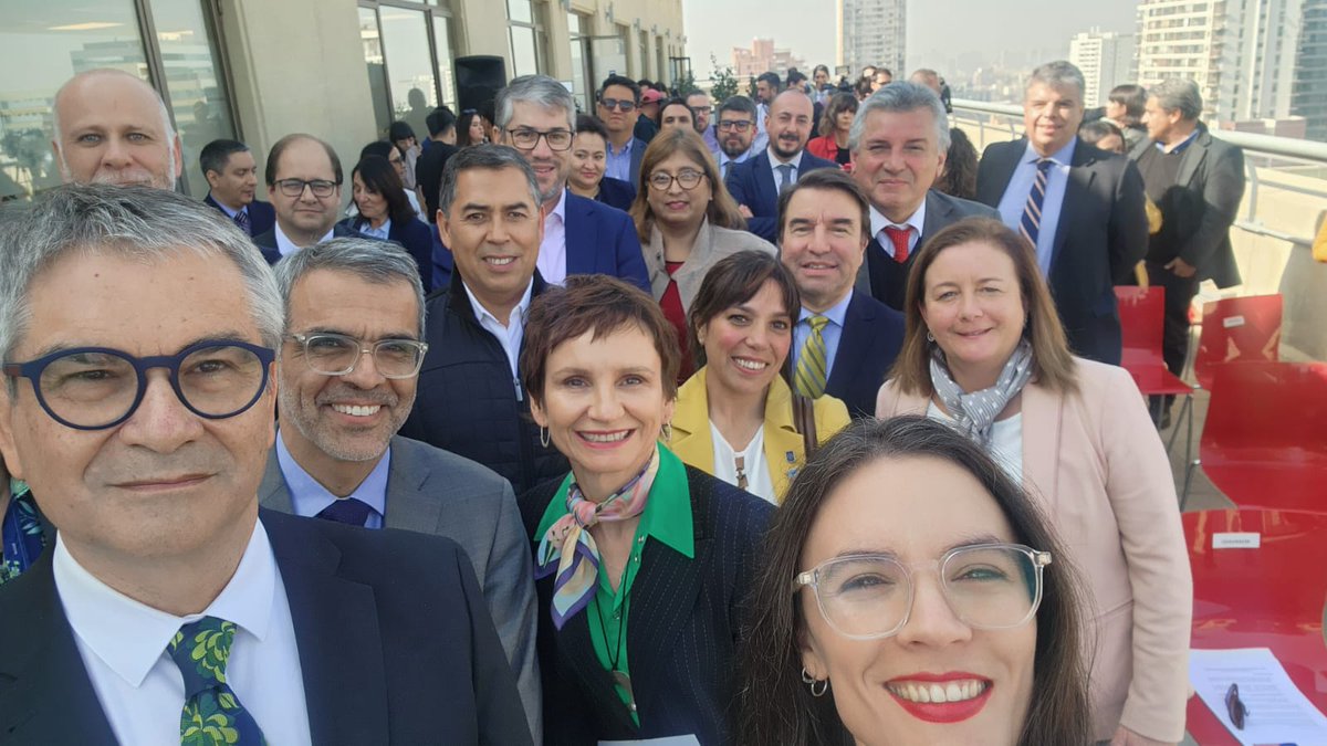 camila_vallejo's tweet photo. ¡Todos juntos y juntas, trabajando por buenas noticias para el país! 💪

✅ Proyecto de ley sobre inteligencia económica contra el delito.
 ✅ #SalarioMínimo pasa al Senado.
 ✅ Avanza el #RoyaltyMinero.
 ✅ Baja la inflación y aumenta la inversión extranjera.

¡Seguimos! https://t.co/qMEZFSjz0S