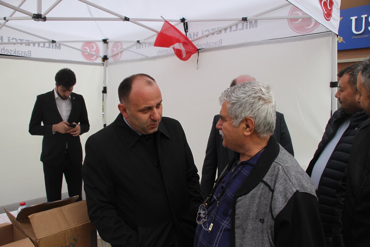 BasaksehirMhp's tweet photo. İlçe Başkanımız Sn. @fatihkelesogluu, Başak Pazarda kurulan Standımızı ziyaret ederek, kıymetli Başakşehir’li komşularımızla bir araya geldi.

@sertel_selim @_MHPistanbul_ https://t.co/6pHrbdLXJx