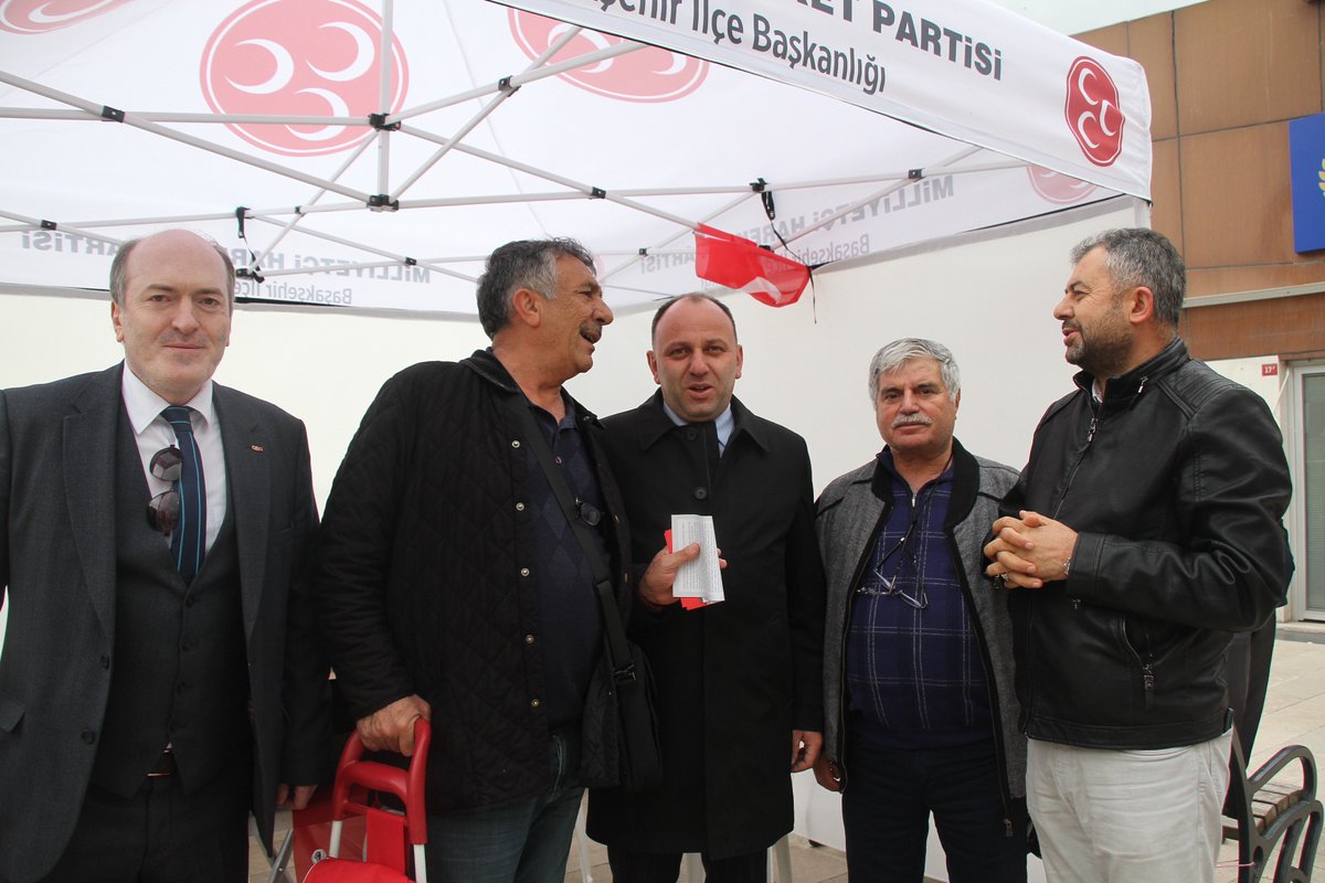 BasaksehirMhp's tweet photo. İlçe Başkanımız Sn. @fatihkelesogluu, Başak Pazarda kurulan Standımızı ziyaret ederek, kıymetli Başakşehir’li komşularımızla bir araya geldi.

@sertel_selim @_MHPistanbul_ https://t.co/6pHrbdLXJx