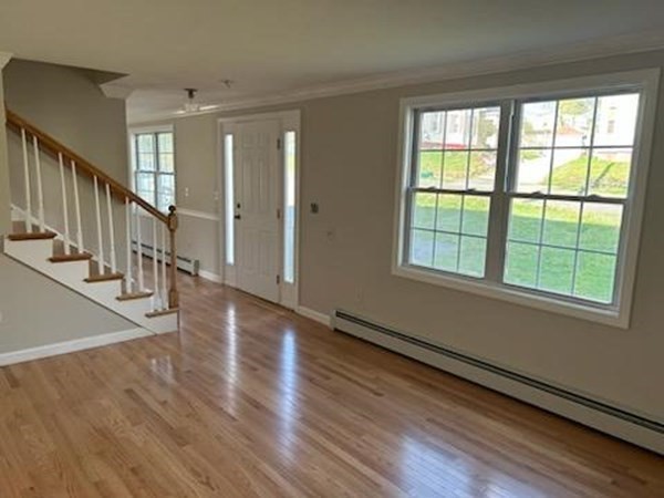 McLeodTheAgent's tweet photo. Welcome to your move-in ready dream home! 
Take look at this stunning 3bedroom/2 full bath w/interior living room fireplace, new hardwood flooring and new light fixtures. Stop by 21 Ludlow Street this weekend
#OpenHouse #WorcesterMA #WeberSquare https://t.co/SsEwCBdmh3