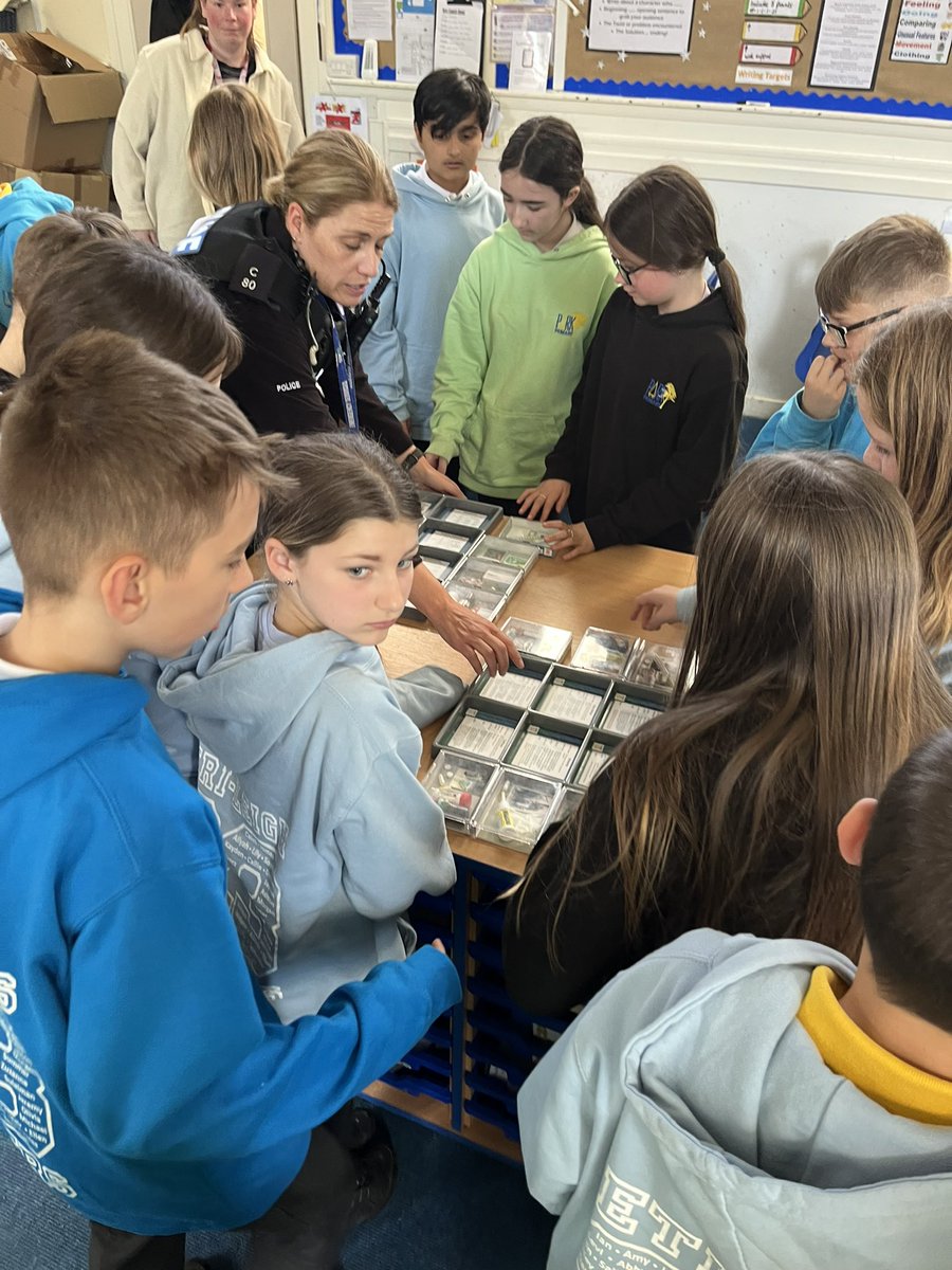ParkPSClacks's tweet photo. Today we had a visit from Lorna &amp; Jamie, our local serving Police Officers @PSOSClackman. Excellent presentation about the dangers of vaping, street drugs &amp; alcohol abuse.  Lots of very interesting conversations with many curious learners in P7 @ParkPSClacks Well done everyone! https://t.co/L2dHuVFOj1
