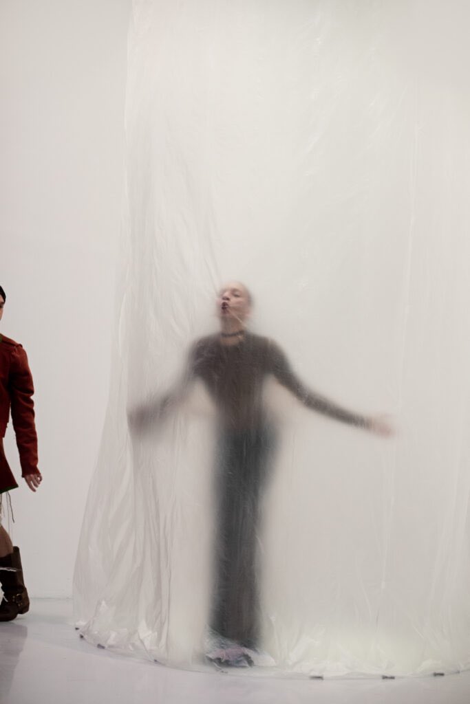 “a space of intense presence, intimacy and a journey of mythical proportions”

performance by lukas hofmann
performers: mirabella paidamwoyo dziruni, dourane fall, lukas hofmann, scott hopper, nicole walker, marat zakirov
photography: iryna drahun