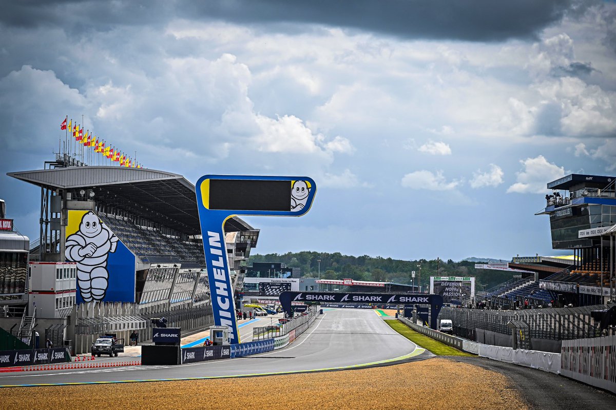 VR46RacingTeam's tweet photo. Busy Thursday at Le Mans 😉
#monkeybikes #elektrabikes #mooneyvr46racingteam #MotoGP #FrenchGP #LM10 #MB12 #VR46 https://t.co/eTOoCHicuq