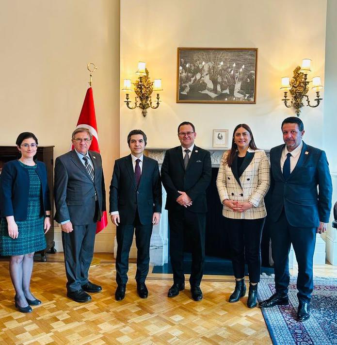 Büyükelçi Koray Ertaş, Londra’da temaslarda bulunan Kıbrıs Türk Ticaret Odası heyetiyle görüştü.

We thank the @KTTO_TCCC delegation for their kind visit.