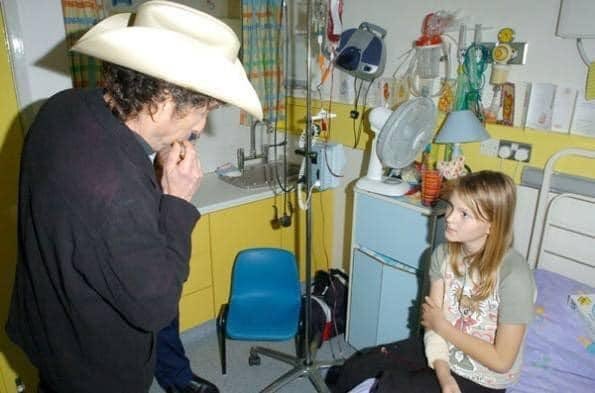 Bob Dylan gives a impromptu performance on the harmonica to a girl at the The Royal Belfast Hospital for Sick Children, Northern Ireland, 2004. 📸: J. Quinton. #BobDylan #Dylan