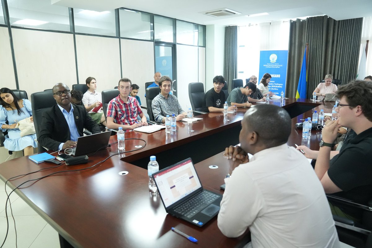 Today, MINUBUMWE held an educational session with a delegation of Canadian undergraduate students from <a href="/HuronPoliSci/">Huron Poli Sci</a> led by Dr Lindsay Scorgie, who are in Rwanda for a study tour. @huronatwestern 

1/2