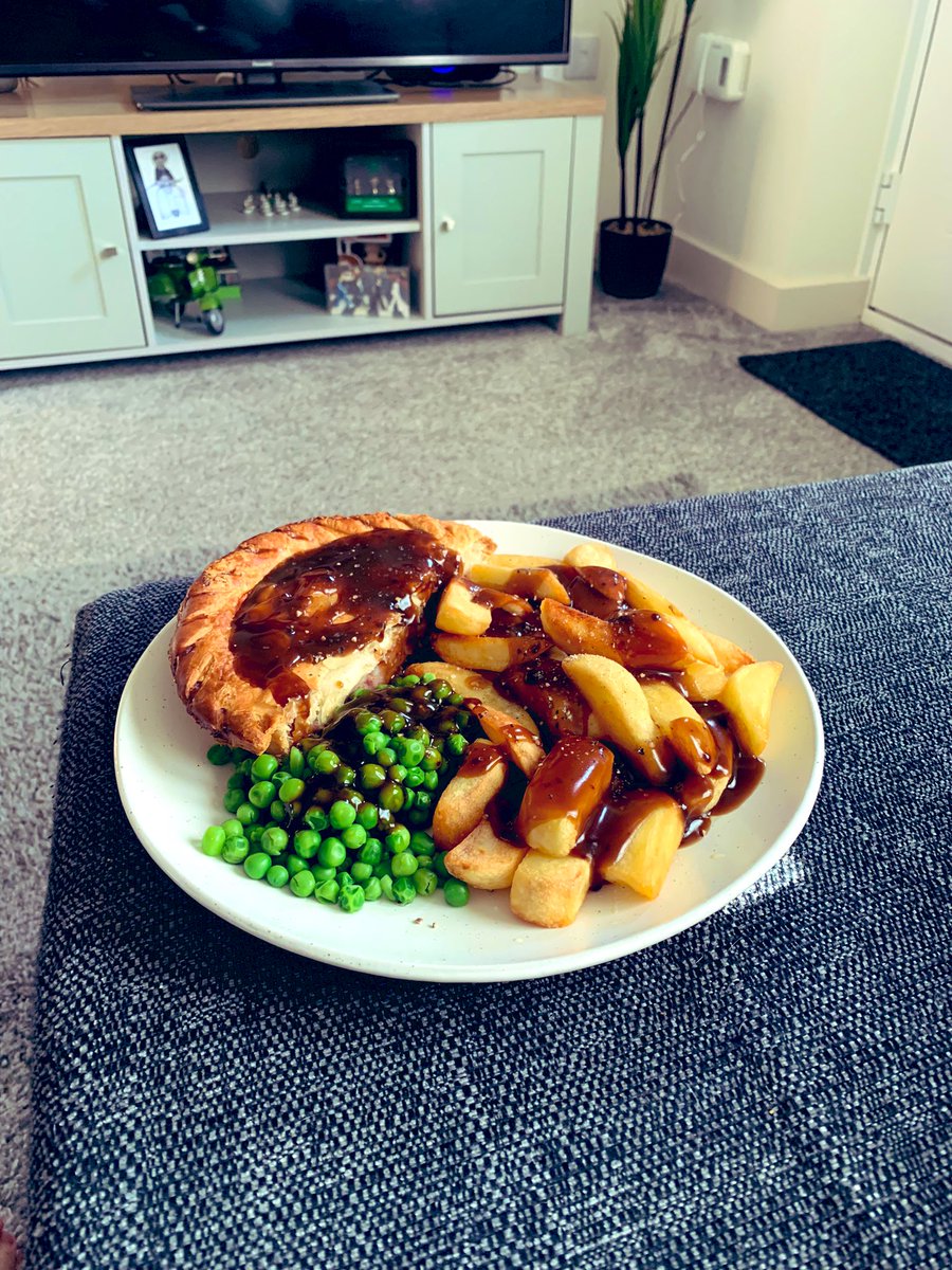 etonrifle_'s tweet photo. Thatβs an old school council pie π₯§ corned beef and potato ! #Pieclub https://t.co/IoySAfKONY