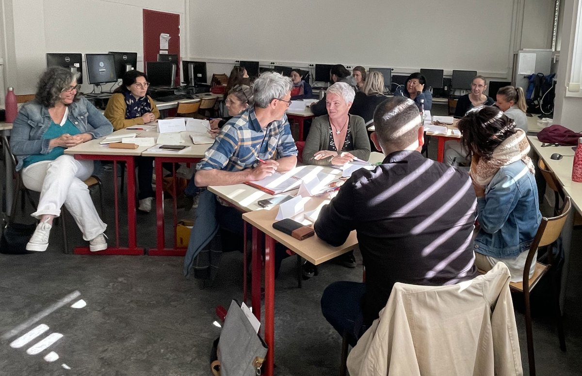 dsden04's tweet photo. 1re formation Premiers Secours en #SantéMentale jeunes organisée par la @dsden04 pour les futurs formateurs #PSSMJeunes Education nationale du département #CDESC04
Merci à l'#ARS04 pour son soutien & nos partenariats au service de la jeunesse et🙏au lycée #AlexandraDavidNéel https://t.co/swiYDa75Br
