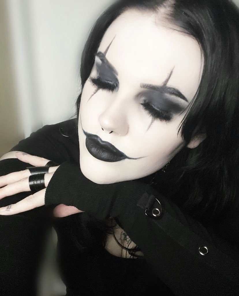 Happy 29th anniversary to The Crow 🔥 Throwback to my 2021 Eric cosplay for Devil’s Night 🖤