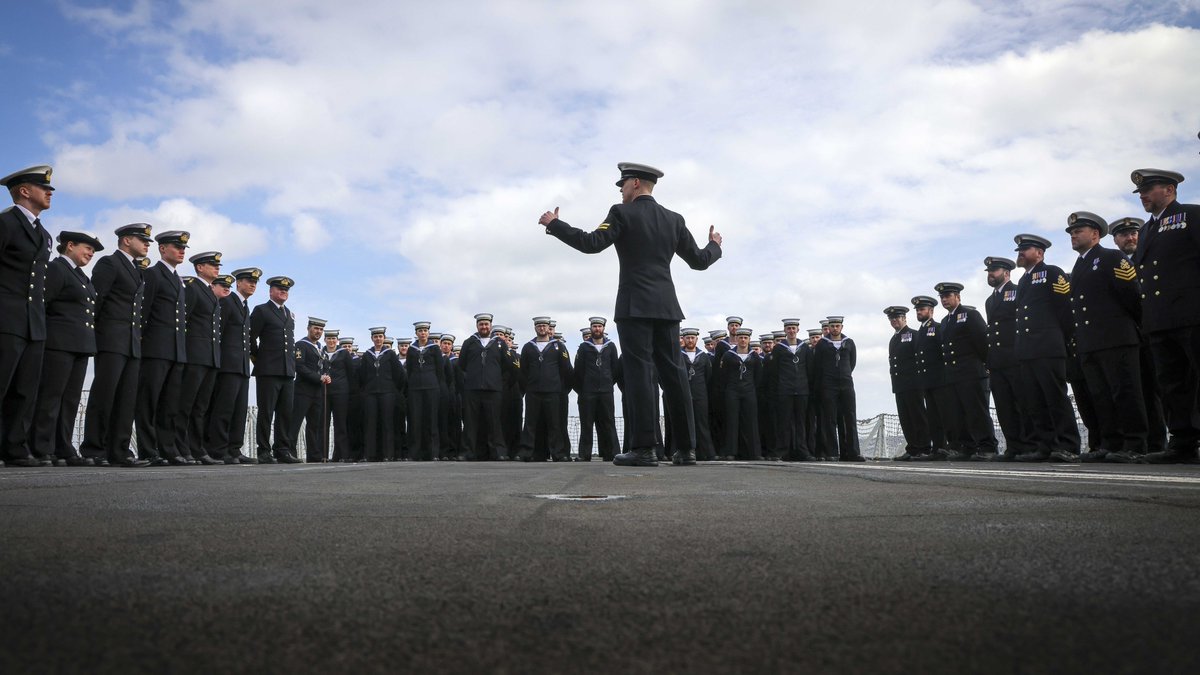 While celebrations were underway in London for the coronation of His Majesty The King, we marked the historic event in our own @HMSNORT way, deployed on watch, for Britain, and very kindly hosted by our Icelandic allies in Reykjavik 🇮🇸👑 #HappyAndGlorious #FearNORT @UKinIceland