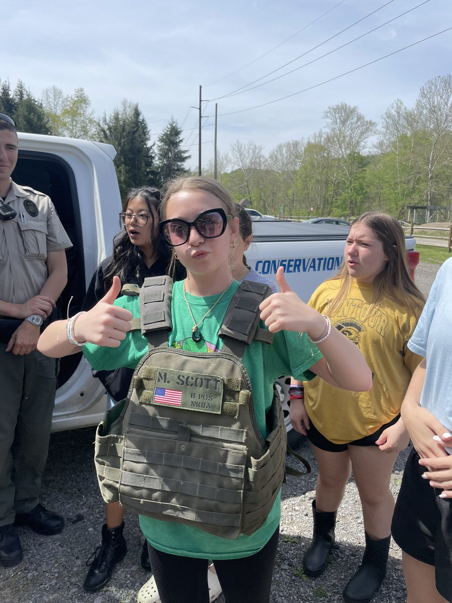 mrs_asfahani11's tweet photo. Another successful release day! Thank you to Officer Scott for taking the time to come out to help us today 🐟 We released 125 Rainbow Trout fry. #patroutintheclassroom #patic https://t.co/jmgJZ8hgCI