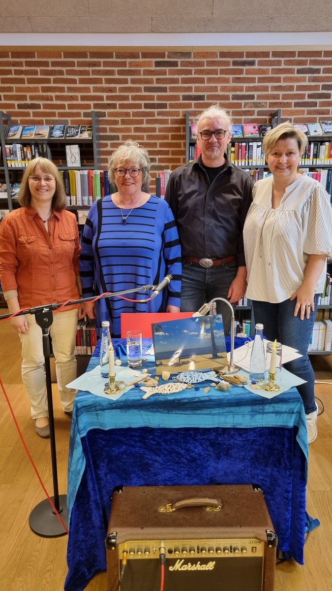 stabi_ge's tweet photo. Viel Spaß und Spannung haben die Zuschauer*innen beim heutige #DebütimSchloss.  
Frau Huda begeistert mit ihrer Vorlesekunst und Herr Claußen verzaubert mit seinen Gitarrenklängen. https://t.co/KHIdWK6cv3