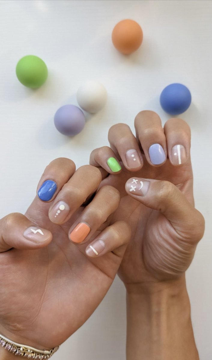 stylesvie's tweet image. de TODAS las figuritas que pleasing pudo hacer, eligen LA smiley face kkjjkk