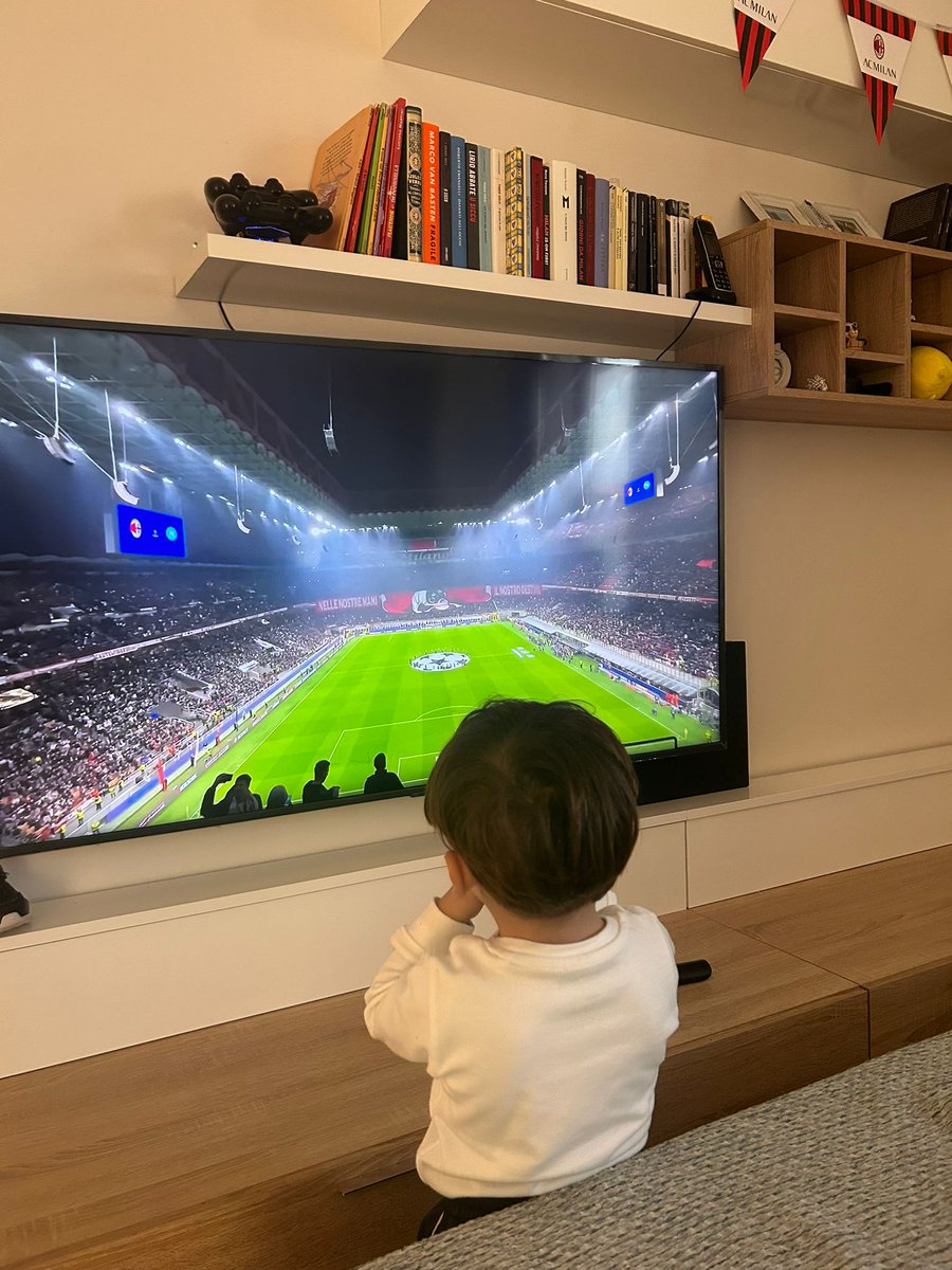 bon_salv's tweet photo. Mi arriva questa foto....e penso che  il mio lavoro lo sto svolgendo egregiamente e con risultati straordinari ❤️🖤❤️🖤❤️🖤
#sb22 #cb09
#comequandodabambinolaguardavoconpapa #banditi #dipadreinfiglio
#milan #fromfathertoson
😎😎😎😎😎❤️🖤❤️🖤❤️🖤❤️🖤💪💪💪💪💪😈😈😈😈#intermerda https://t.co/zJmhhzoJ2R