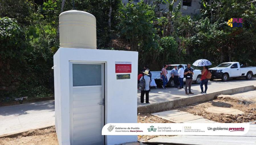 CeasPueOficial's tweet photo. #CEASPUEInforma 📰 | Para dignificar la vida de las familias poblanas el @Gob_Puebla a través de la Comisión construyó 164 sistemas de saneamiento a base de biodigestores y una línea de conducción de agua potable en la región de #Zacapoaxtla.
🔍 https://t.co/0jmUMvHh4o
#PorPuebla https://t.co/8UI2pT8eyY