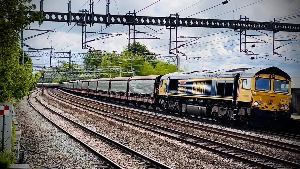 SydneyBridgeTMD's tweet image. More high speed shots through Rugeley Trent Valley yesterday afternoon 10/05/23 📸 #Class90 #Skoda #Class92 #Dyson #Class66 #Shed #Class88 #QuietCat #RailwayPhotography #Rugeley @DBCargoUK @DRSgovuk @GBRailfreight