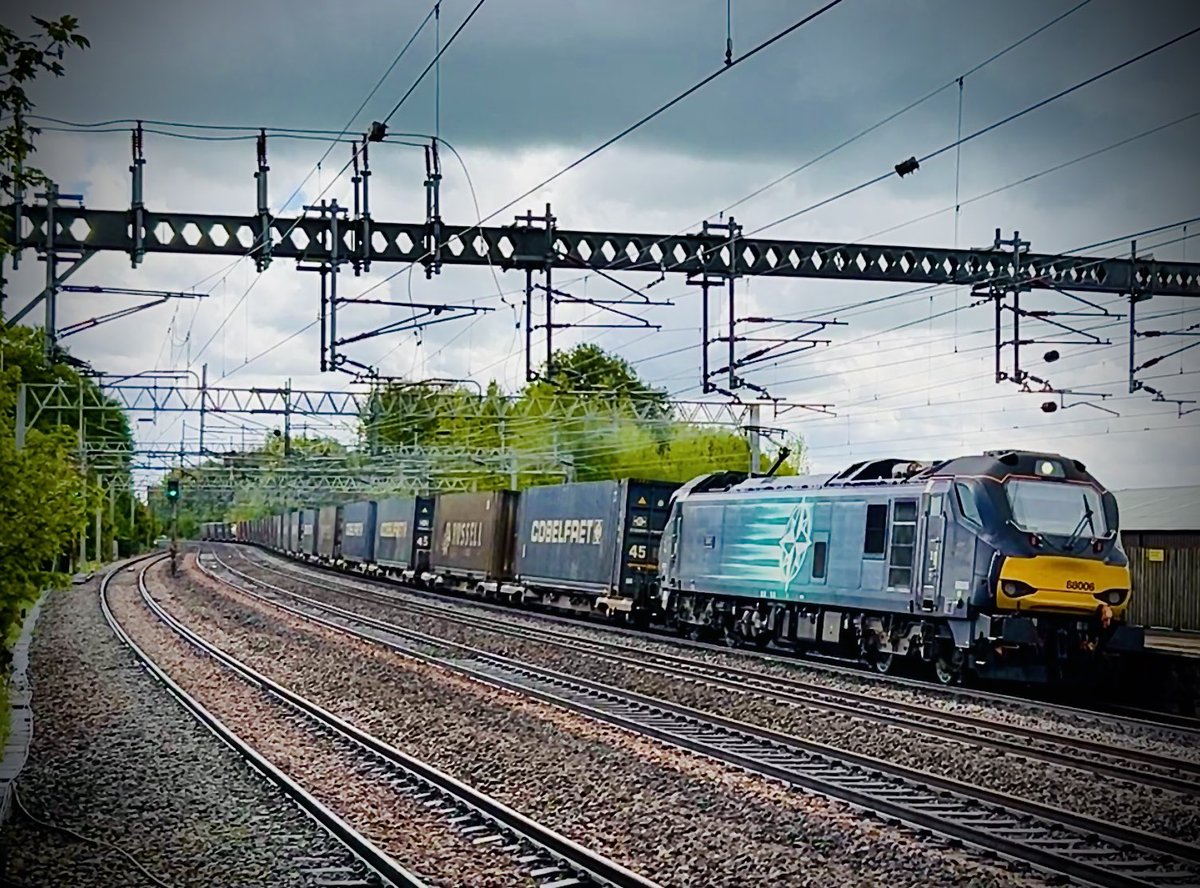 SydneyBridgeTMD's tweet image. More high speed shots through Rugeley Trent Valley yesterday afternoon 10/05/23 📸 #Class90 #Skoda #Class92 #Dyson #Class66 #Shed #Class88 #QuietCat #RailwayPhotography #Rugeley @DBCargoUK @DRSgovuk @GBRailfreight