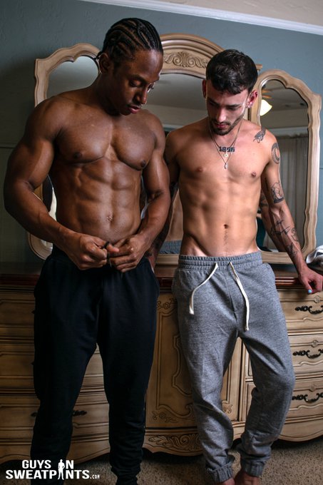 Fv3X3D4aAAAYZ3P?format=jpg&name=small