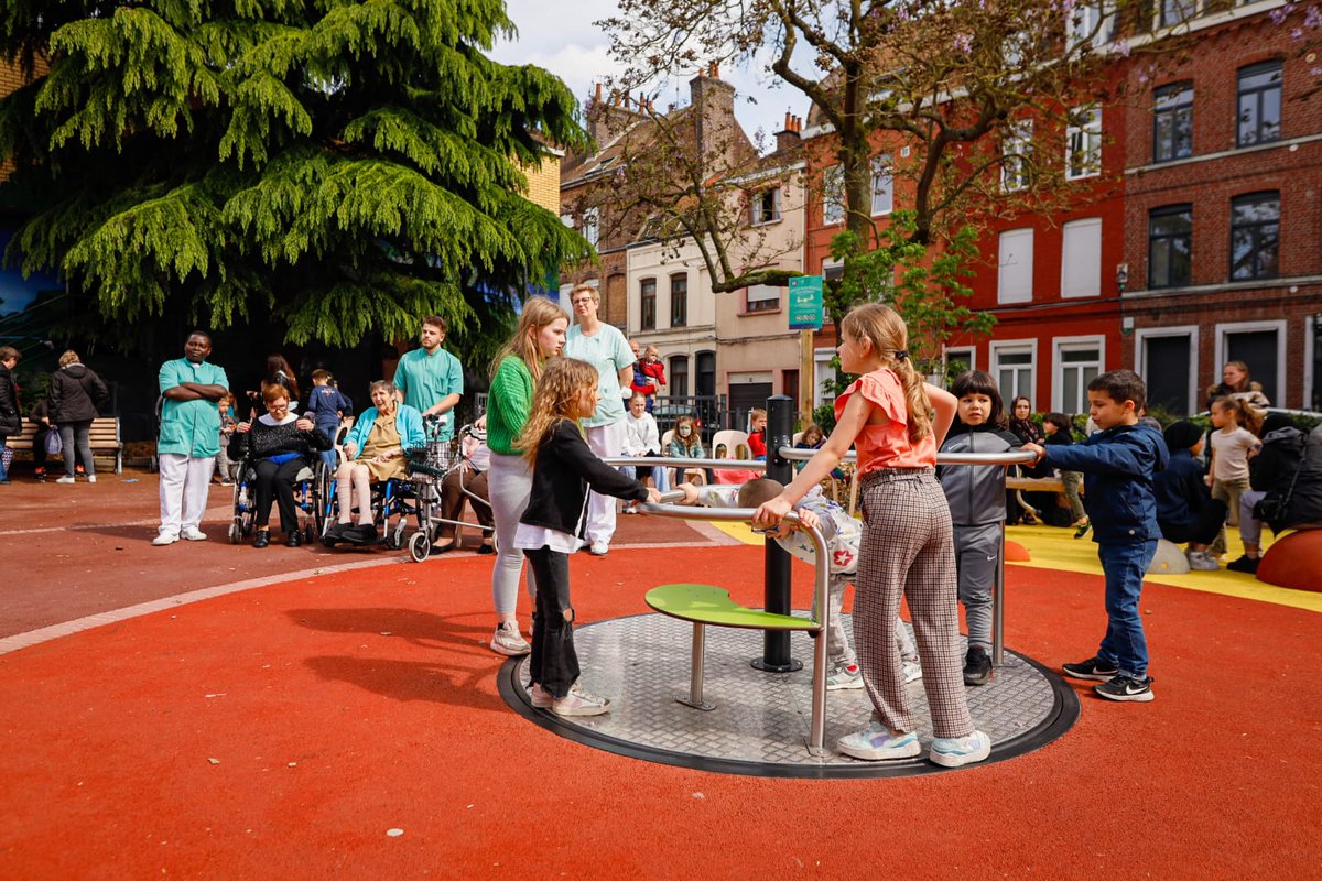 standendievel1's tweet photo. 🤩 Ca bouge à #Fives 🤩
✅ #10mai : square Massenet inauguré avec @duhemsebastien 😃
✅ 11 mai : 3e atelier de #participationcitoyenne pour imaginer les #5ha du parc de #FivesCail #Lille #Hellemmes👍
✅ à très bientôt pour de prochains épisodes de la série #Fivesquartiernature https://t.co/lI4MDb3nVx