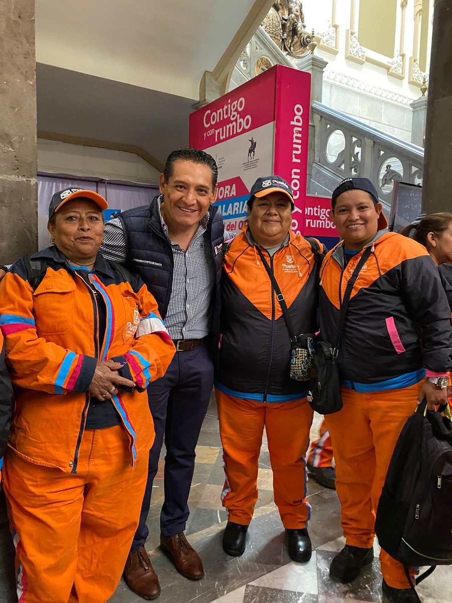 Hoy el Presidente Municipal <a href="/eduardorivera01/">Eduardo Rivera Pérez</a> reconoció a todo el personal de OOSL que ayuda siempre manteniendo limpia nuestra Ciudad 🧹.  

#ContigoYConRumbo por una Ciudad 10