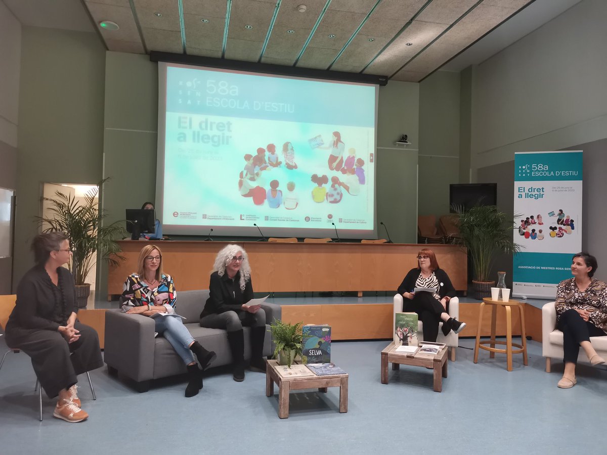 laurafrailev's tweet photo. Presentación de l'Escola d'Estiu de @RosaSensat #Barcelona Su lema es #ElDretALlegir #58aEE con @MontseAyats @puntedu https://t.co/acRBHIAdDG