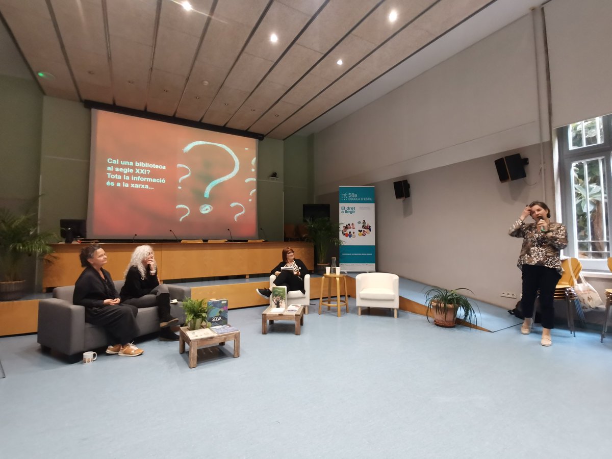 laurafrailev's tweet photo. Presentación de l'Escola d'Estiu de @RosaSensat #Barcelona Su lema es #ElDretALlegir #58aEE con @MontseAyats @puntedu https://t.co/acRBHIAdDG