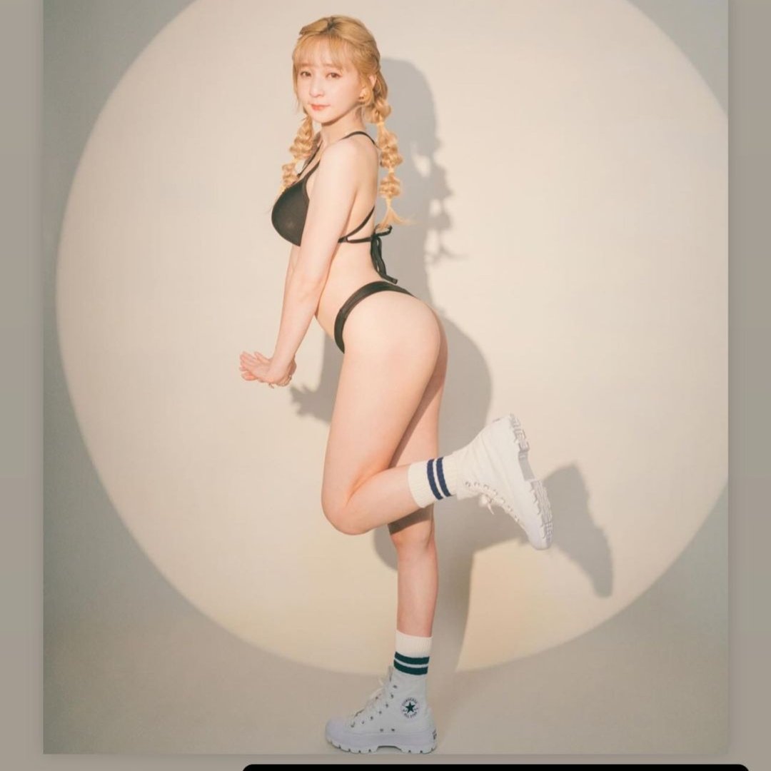 maxdeity's tweet photo. 幫騷本拍完淫蕩照，再也忍不住
我肉棒後入她淫穴內，不斷衝刺，狂捏她的騷奶，拍打她的蜜臀
我：妳真是天生淫娃 欠幹的母狗 為了寫真集越來越騷了我要幹死妳這婊子
空間充斥著拍擊聲���本本淫叫聲
本：阿阿幹死我這隻母狗全射給我
精液狂射進淫穴內，拔出射滿她的騷臉，看她淫蕩吃著精液
本：繼續幹我… https://t.co/CFf9ERnTNW