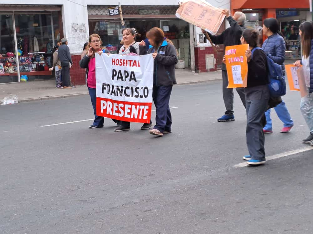 grislu's tweet photo. #BuenJueves #Salta
#today 
Se movilizaron la gente de #Salud y #Educación mientras #GustavoSaenz  en campaña 
Hoy esta prohibido enfermarse los centros de Salud estan de #Huelga sin atención #Gustavogobernador 
#News #Poramorasalta #Tbt https://t.co/DPSCjZJALP