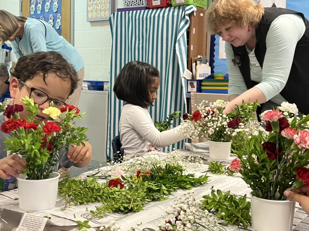 GlebeVolunteers's tweet image. The Garden Ladies came to help pre-k make beautiful arrangements for Mother’s Day 💕 #APSisAwesome #APSGetInvolved