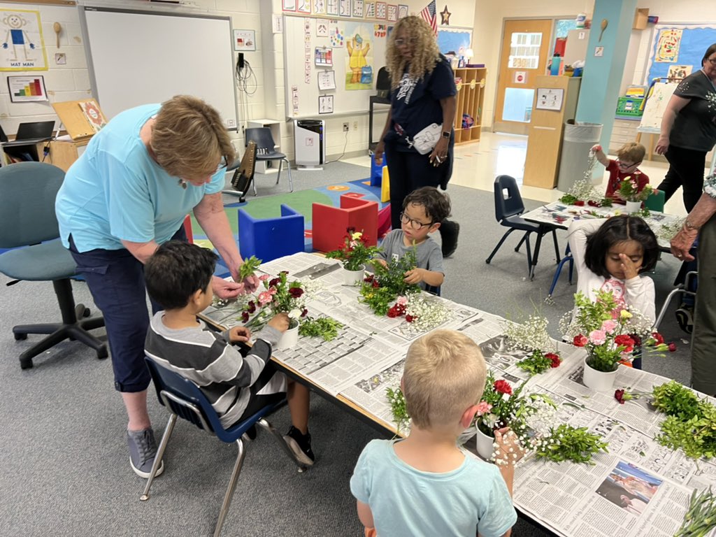 GlebeVolunteers's tweet image. The Garden Ladies came to help pre-k make beautiful arrangements for Mother’s Day 💕 #APSisAwesome #APSGetInvolved
