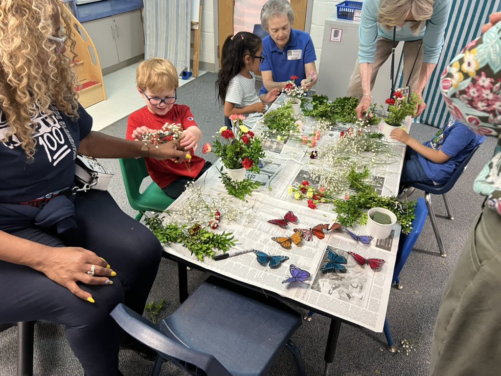 GlebeVolunteers's tweet image. The Garden Ladies came to help pre-k make beautiful arrangements for Mother’s Day 💕 #APSisAwesome #APSGetInvolved