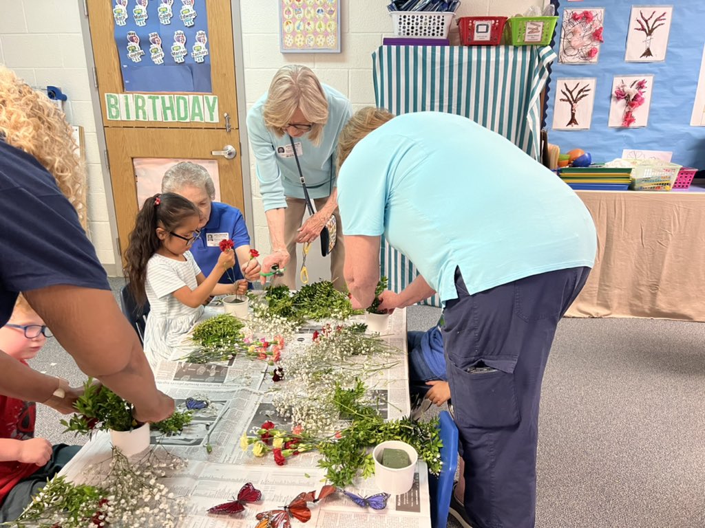 GlebeVolunteers's tweet image. The Garden Ladies came to help pre-k make beautiful arrangements for Mother’s Day 💕 #APSisAwesome #APSGetInvolved