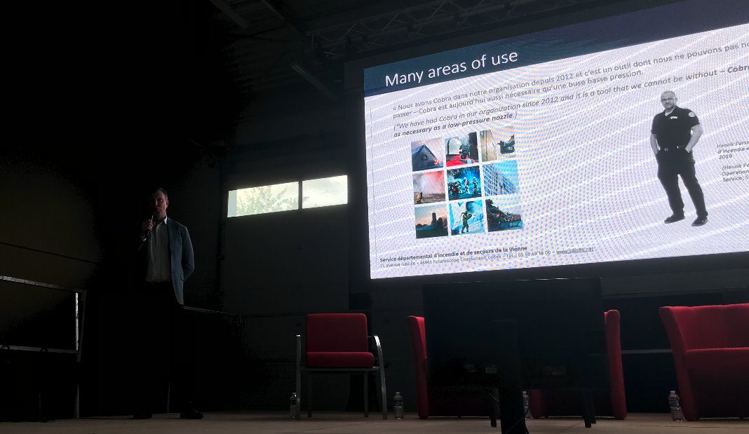 ctif_org's tweet photo. #TechnicalDays 2023: Johan Ivarsson (Cold Cut Systems) and Per-Ola Malmquist (Utkiken) held a joint presentation about the new method developed in Sweden (from a Czech initiative) using a #Cobra #cuttingextinguisher to quickly put out EV fires with minimal water usage. #CTIF https://t.co/hhBh9dMtli