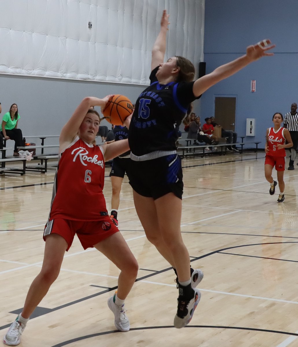 STCDrivewayBoys's tweet photo. A good pump fake get's 'em every time.
@CeceCall2025 @il_RocketsGBB @stcegirlshoops
#Easy2
#WriteYourOwnStory https://t.co/54gOJpGypV