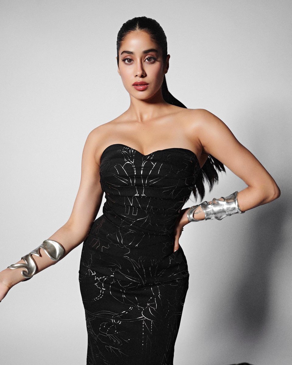 ProSiddhu_'s tweet image. .@janhvikapoor turns up the heat in #Diffuse 2.0 at the HT Style show where streetwear met glamour. #JanhviKapoor