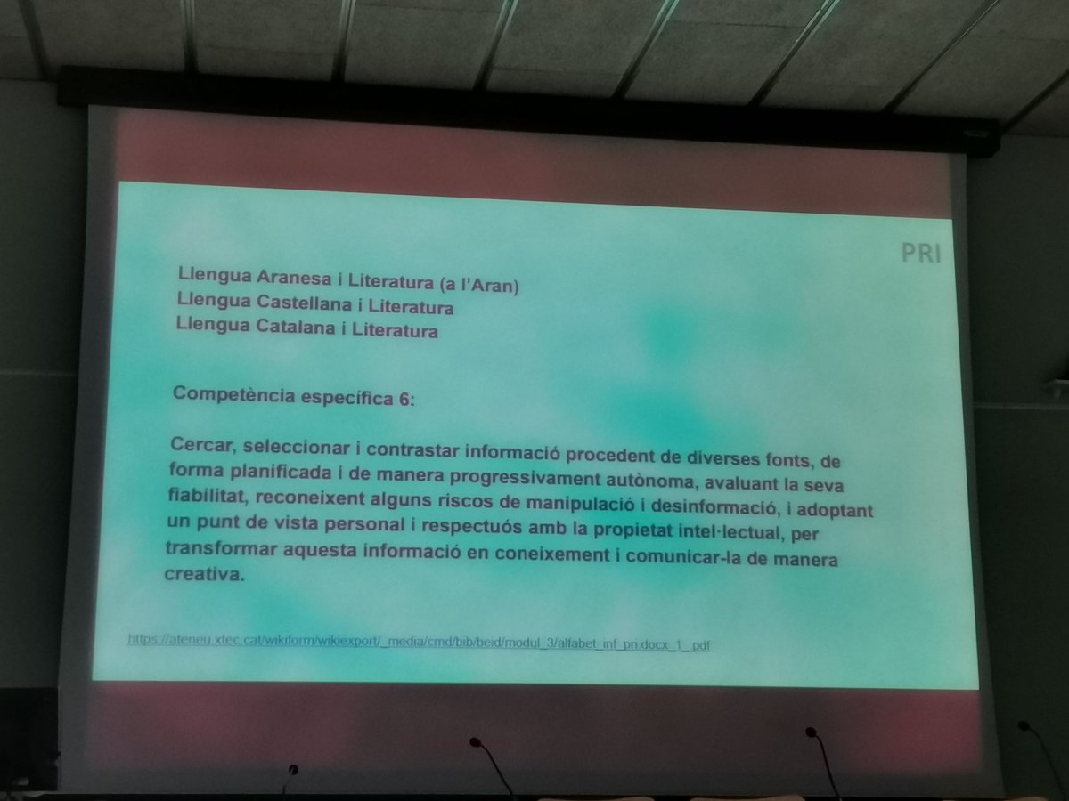 laurafrailev's tweet photo. Presentación de l'Escola d'Estiu de @RosaSensat #Barcelona Su lema es #ElDretALlegir #58aEE con @MontseAyats @puntedu https://t.co/JEA1jMvYJ7