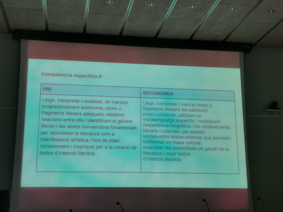 laurafrailev's tweet photo. Presentación de l'Escola d'Estiu de @RosaSensat #Barcelona Su lema es #ElDretALlegir #58aEE con @MontseAyats @puntedu https://t.co/Grg8wRz47f