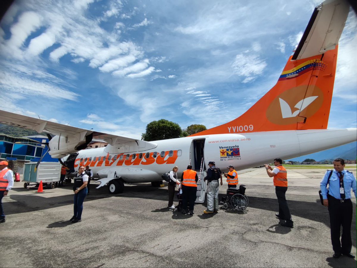 JEHYSONGUZMAN's tweet photo. Día histórico para Mérida, hemos reactivado los vuelos comerciales en el aeropuerto 'Alberto Carnevalli' de la ciudad de Mérida con Maiquetía a través de la aerolínea @laconviasa, todo esto gracias a un esfuerzo titánico del presidente @NicolasMaduro quien aprobó los recursos para la aeronave, junto a los ministros del Poder Popular para el Transporte y Turismo, patriotas @rvaraguayan y @AliErnesto32

✅ Es importante anunciar que tenemos los vuelos más económicos de toda la ruta turística, y por si fuese poco hemos logrado una bonita alianza, por la compra del boleto en #Conviasa en Caracas tendrá garantizado el acceso al Sistema Teleférico @Mukumbari 

¡𝗗𝗶𝗼𝘀 𝗹𝗲 𝗽𝗮𝗴𝘂𝗲 𝗣𝗿𝗲𝘀𝗶𝗱𝗲𝗻𝘁𝗲 𝗡𝗶𝗰𝗼𝗹á𝘀 𝗠𝗮𝗱𝘂𝗿𝗼! Mérida es ahora la capital de la aventura.