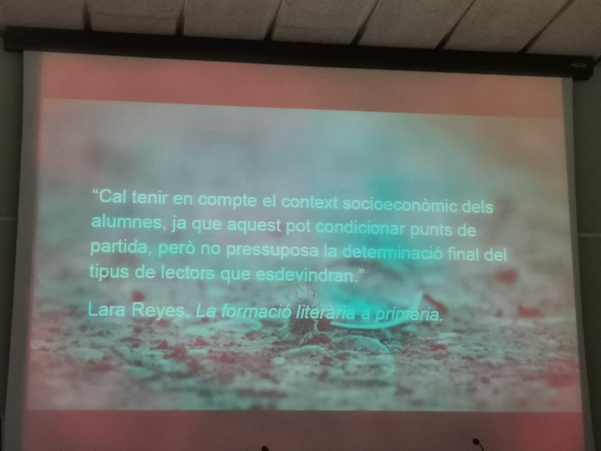 laurafrailev's tweet photo. Presentación de l'Escola d'Estiu de @RosaSensat #Barcelona Su lema es #ElDretALlegir #58aEE con @MontseAyats @puntedu https://t.co/JEA1jMvYJ7